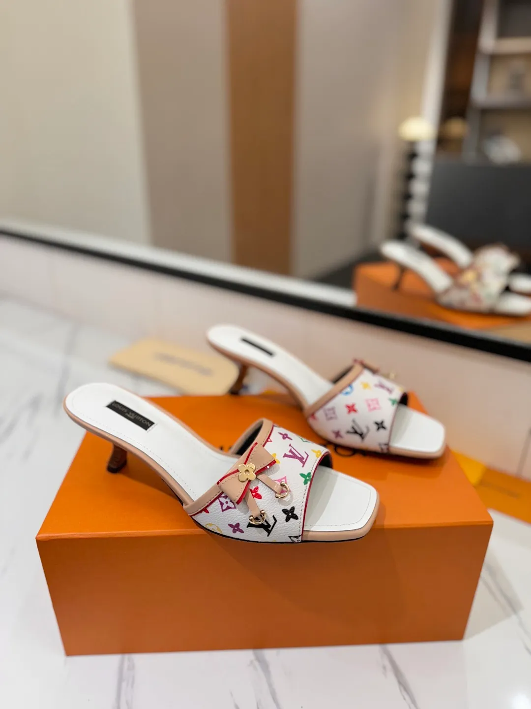 👟👟Ex-factory price 620👟👟 Latest in 2025 L✔ The latest catwalk style sandals from L✔ Home counters, official website series updated simultaneously, perfect last + LV new element button design, full of femininity, noble temperament, original reverse mold last, ultimate 1:1 shape, high-end quality, imported high-end fabrics showing exquisite texture! Fabric: LV presbyopia leather/LV denim Lining: high-quality soft sheepskin lining Feet: imported goatskin Customized A-grade high-density private mold outsole, luxurious packaging! Private model and 5cm layered leather heel Size: 34-42, (34, 40, 41, 42 customizations are not returnable)